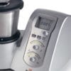 zoom sur le minicooker : écran digital et boutons de fonctionnalités (température, vitesse, temps)