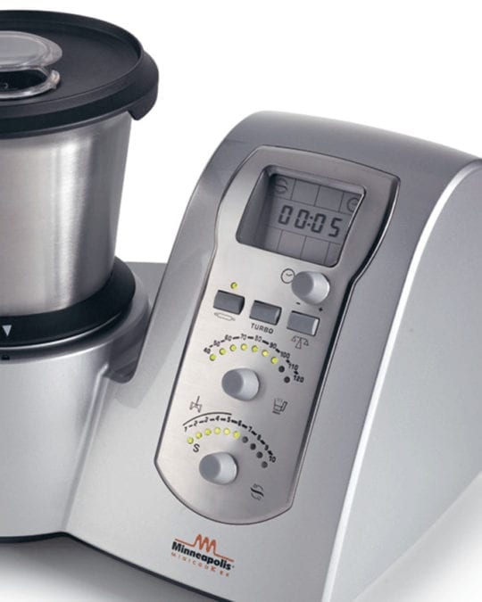 zoom sur le minicooker : écran digital et boutons de fonctionnalités (température, vitesse, temps)